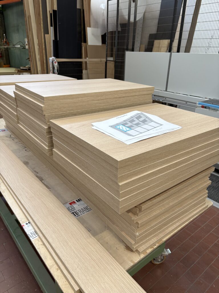 Foratrice Biesse Brema in lavorazione su pannello Pfleiderer