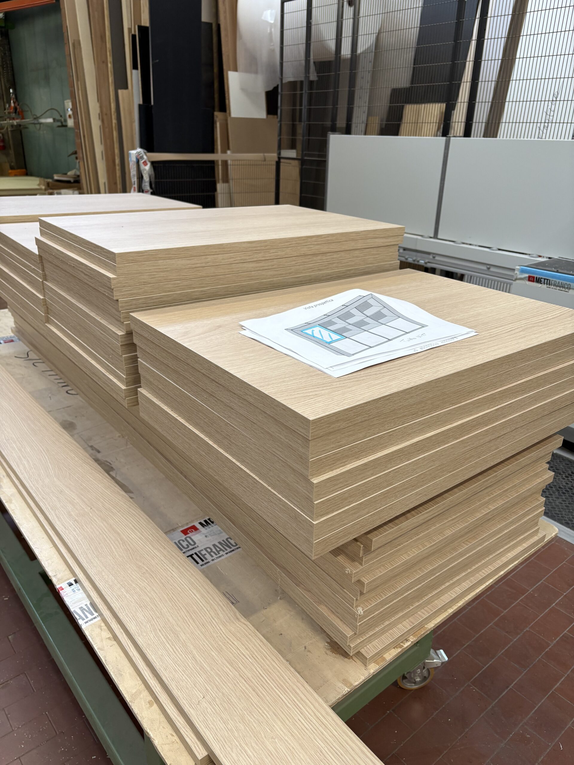 Foratrice Biesse Brema in lavorazione su pannello Pfleiderer